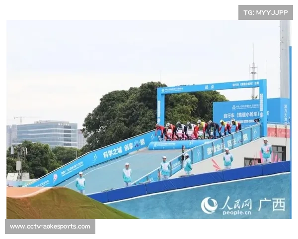 全运会小轮车赛场选手空中翻转，观众席惊呼不断